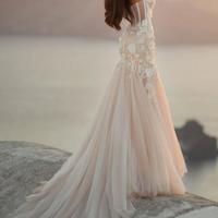 Abito da sposa nuovo con il cartellino