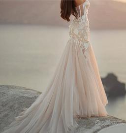 Abito da sposa nuovo con il cartellino
