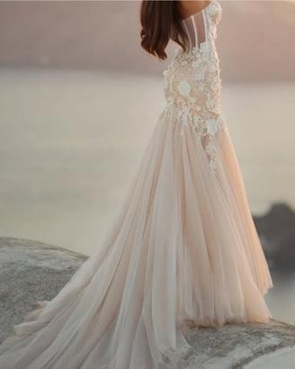 Abito da sposa nuovo con il cartellino