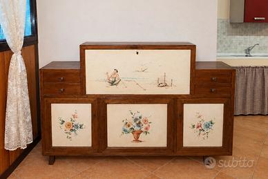Cassettiera in legno massello con pannelli dipinti