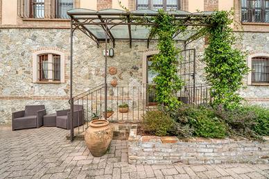 VILLA A SCHIERA CENTRALE A LANGHIRANO