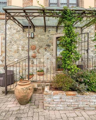 VILLA A SCHIERA CENTRALE A LANGHIRANO