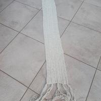 Sciarpa lunga in maglia di colore bianco