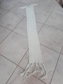 Sciarpa lunga in maglia di colore bianco