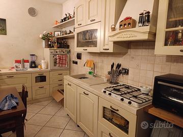 Cucina completa in stile classico/rustico c