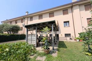 VILLA A SCHIERA CENTRALE A SCORZÈ