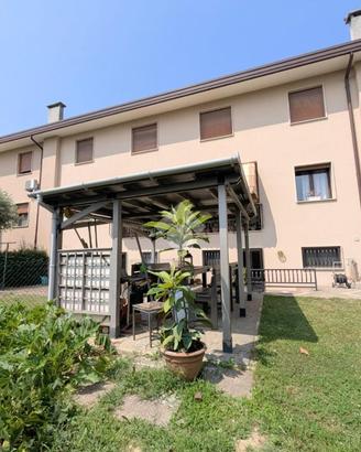 VILLA A SCHIERA CENTRALE A SCORZÈ