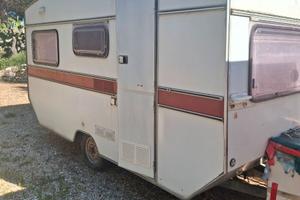 roulotte non è dotata di targa