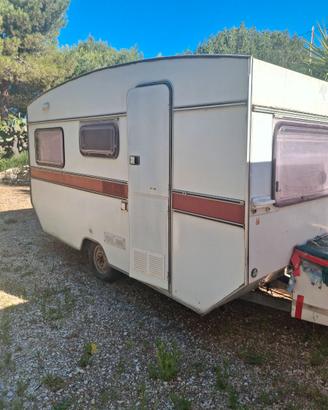 roulotte non è dotata di targa