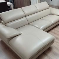 Divano in pelle spessorata beige con chese longue