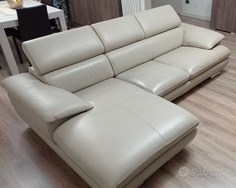 Divano in pelle spessorata beige con chese longue