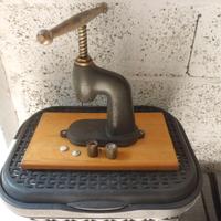 Macchina per bottoni vintage