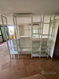 Tavolo, scaffali, libreria