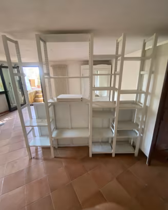 Tavolo, scaffali, libreria