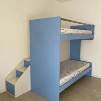 Letto a castello con scala a gradini e materassi