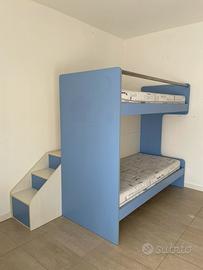 Letto a castello con scala a gradini e materassi