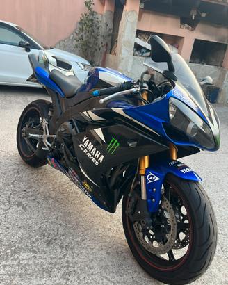 R1 1000