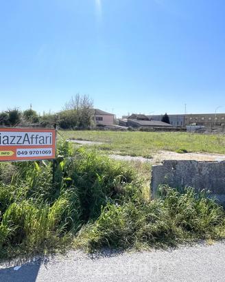 TERRENO IN PARTE ASFALTATO QUALE PARCHEGGIO ED IN