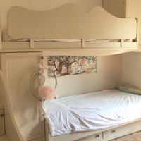 Cameretta per bambini con due letti e armadio