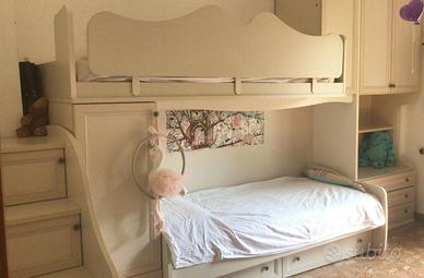 Cameretta per bambini con due letti e armadio