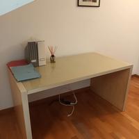 Scrivania con cassettiera 