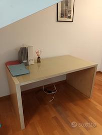 Scrivania con cassettiera 
