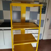 Scaffale in ferro con ruote