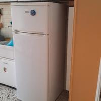 un frigo e cucina a gas
