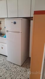un frigo e cucina a gas