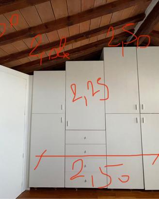 Armadio in legno, fatto da artigiano, riverniciato
