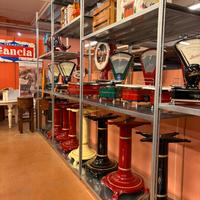 Oggetti vintage e affettatrici e bilance Berkel