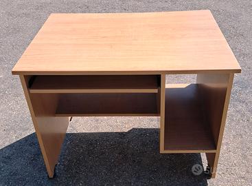 scrivania per pc fisso in legno con ruote