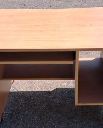 scrivania per pc fisso in legno con ruote