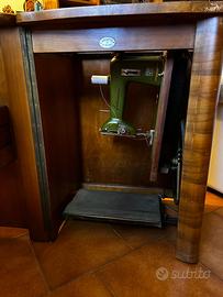 Macchina da cucire vintage con mobile a scomparsa