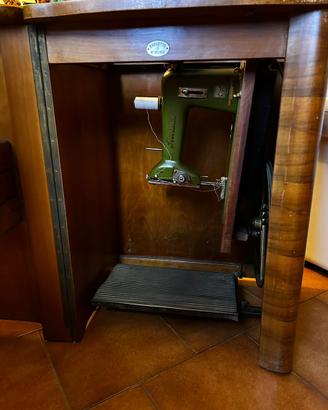 Macchina da cucire vintage con mobile a scomparsa