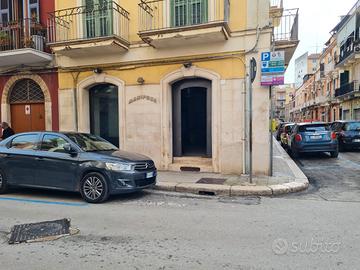 Semi centro: locale angolare con vetrine