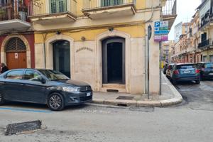 Semi centro: locale angolare con vetrine