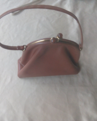 Borsa in pelle marrone con chiusura in bachelite