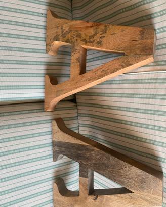 2 lettere decorative “A” in legno massello