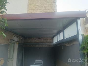 Tettoia in ferro zincato con sopraluce e grondaia