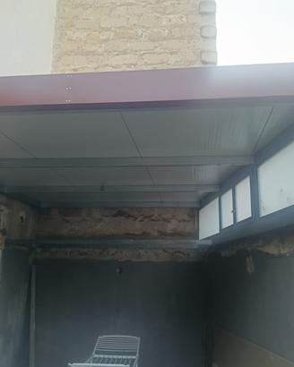 Tettoia in ferro zincato con sopraluce e grondaia