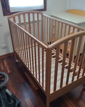 Lettino in legno  con materasso e accessori