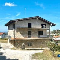 Casa indipendente con terreno - Via Labaca