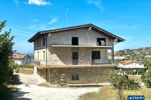 Casa indipendente con terreno - Via Labaca