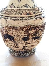 Prezioso vaso orientale in osso
