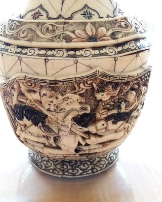Prezioso vaso orientale in osso