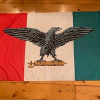 Bandiera italiana con aquila su fascio