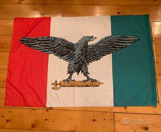 Bandiera italiana con aquila su fascio