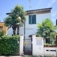 Villa singola su due livelli con giardino