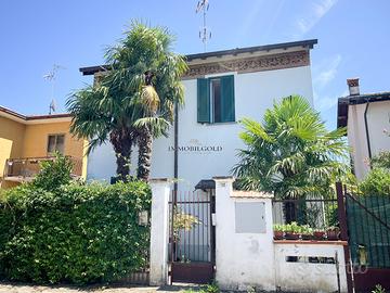 Villa singola su due livelli con giardino